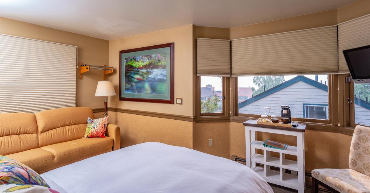 Deluxe Queen Room at Copper Whale Inn