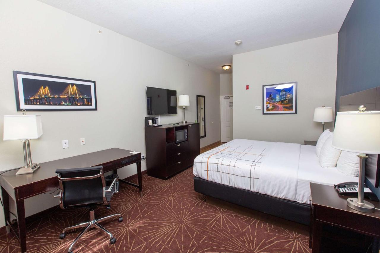 King Room with Bath Tub - Mobility/Hearing Accessible - Non-Smoking at La Quinta Inn & Suites by Wyndham Houston East at Normandy