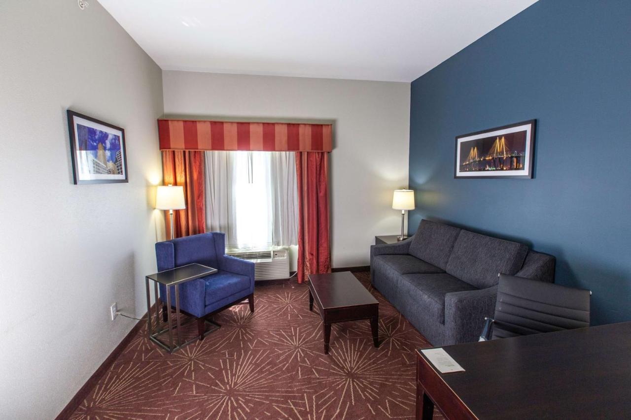Executive King Room at La Quinta Inn & Suites by Wyndham Houston East at Normandy