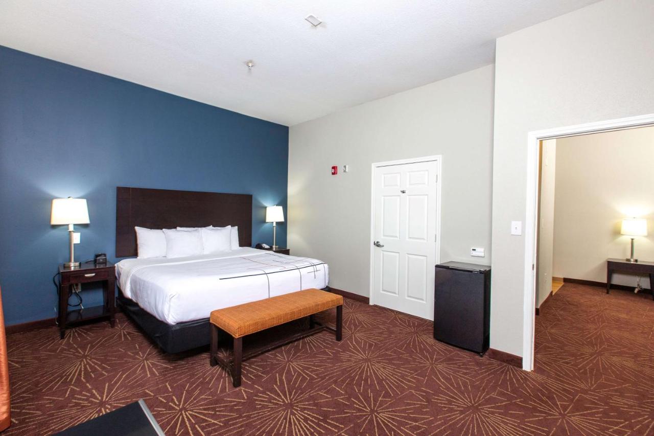 1 King Bed, Mobility/Hearing Accessible Suite, Roll-In Shower at La Quinta Inn & Suites by Wyndham Houston East at Normandy