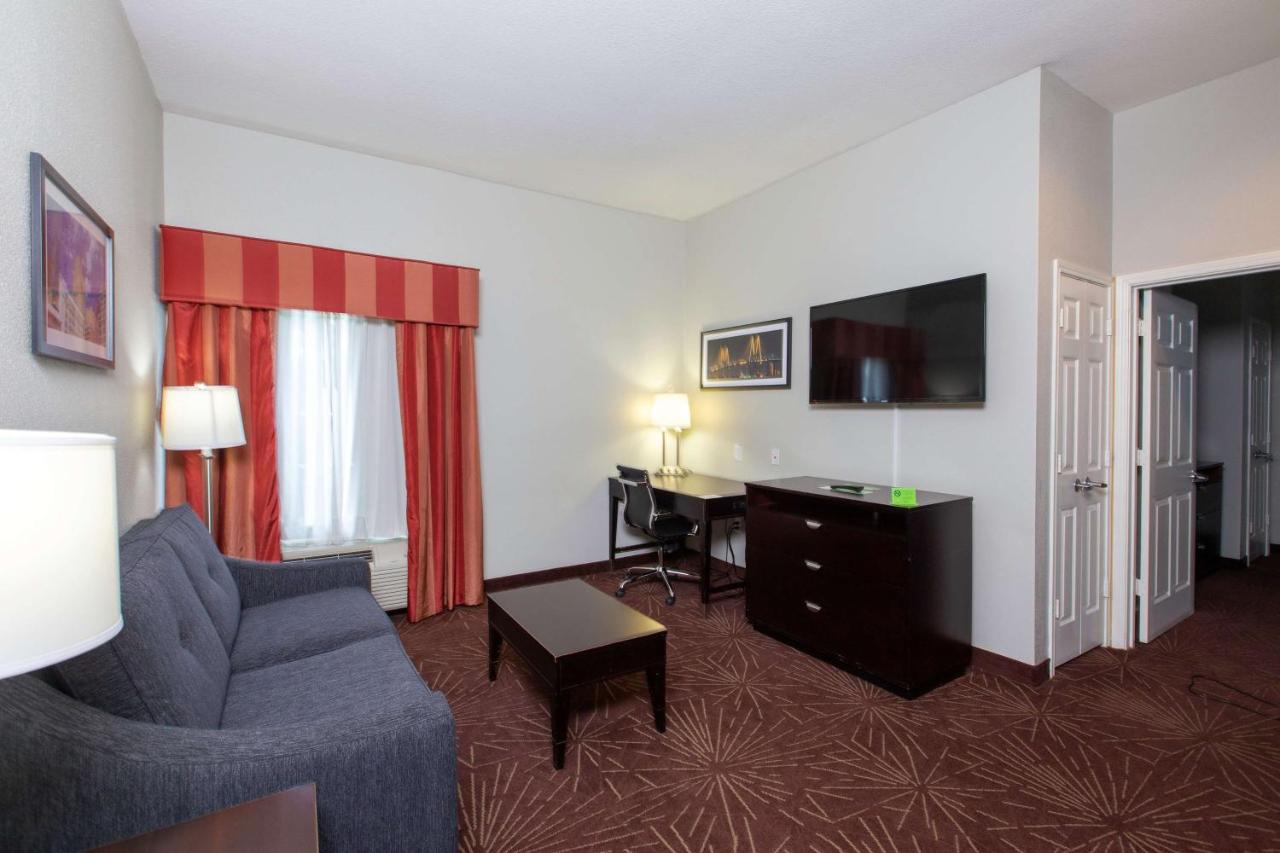 1 King Bed, Mobility/Hearing Accessible Suite, Roll-In Shower at La Quinta Inn & Suites by Wyndham Houston East at Normandy