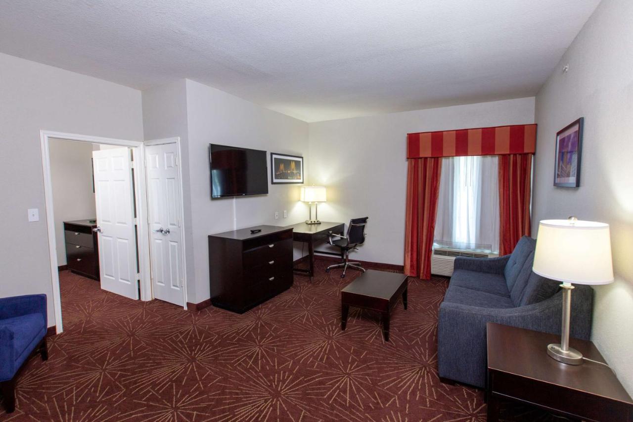 King Suite at La Quinta Inn & Suites by Wyndham Houston East at Normandy