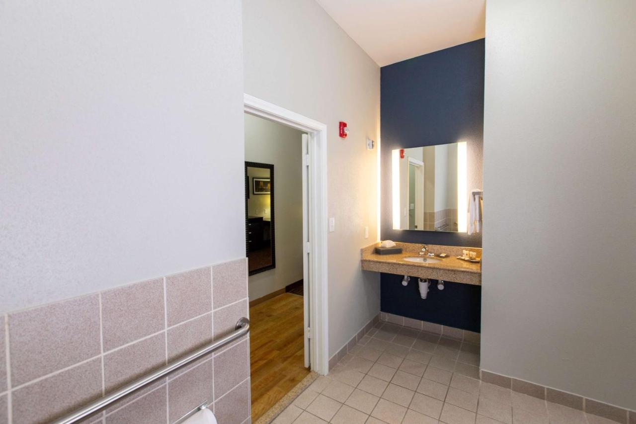 1 King Bed, Mobility/Hearing Accessible Suite, Roll-In Shower at La Quinta Inn & Suites by Wyndham Houston East at Normandy