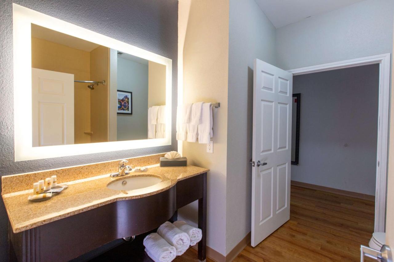 King Suite at La Quinta Inn & Suites by Wyndham Houston East at Normandy