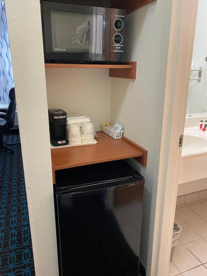 Queen Room - Non-Smoking at Days Inn & Suites by Wyndham Cambridge