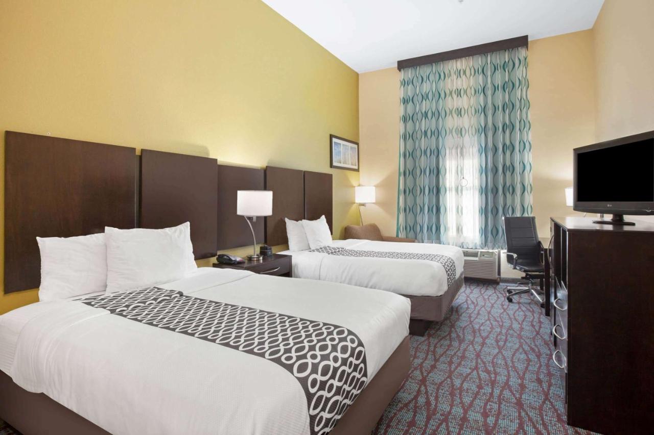 Queen Room with Two Queen Beds and Bath Tub - Mobility/Hearing Access - Non-Smoking at La Quinta Inn & Suites by Wyndham Pasadena North