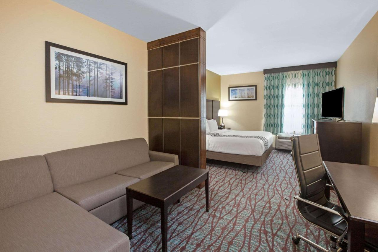 Deluxe King Room with Bath Tub - Mobility/Hearing Accessible - Non-Smoking at La Quinta Inn & Suites by Wyndham Pasadena North