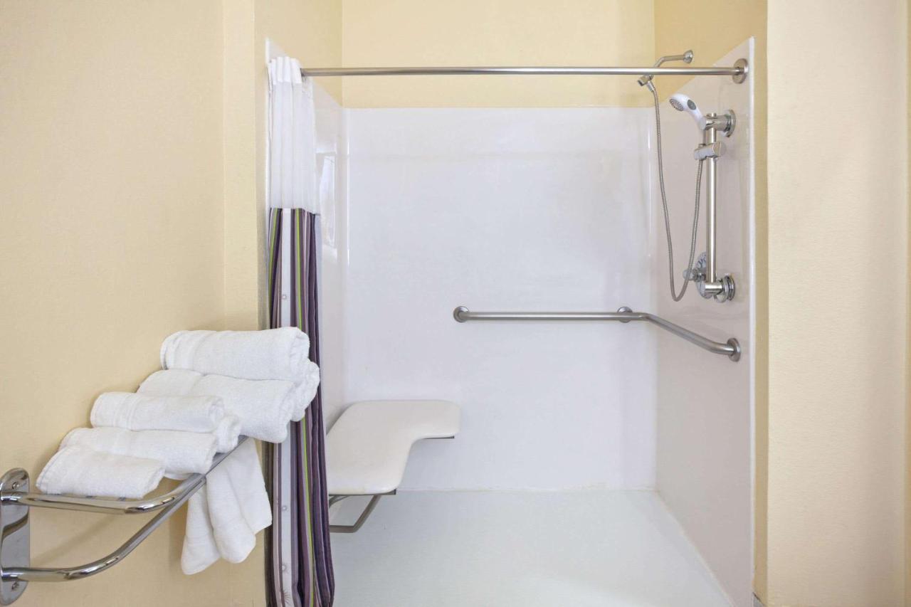 King Room with Bath Tub - Mobility/Hearing Accessible - Non-Smoking at La Quinta Inn & Suites by Wyndham Pasadena North