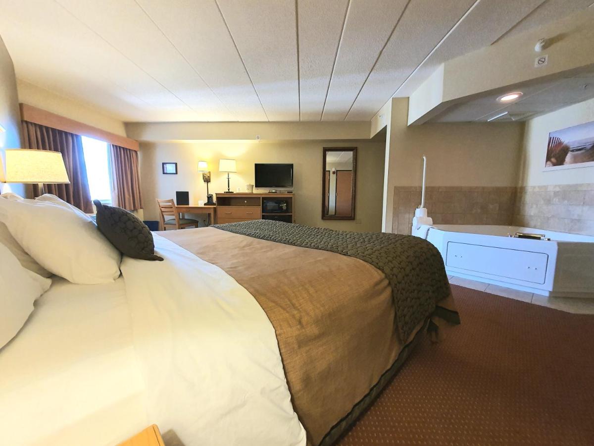 King Suite with Spa Bath at AmeriVu Inn & Suites - Waconia