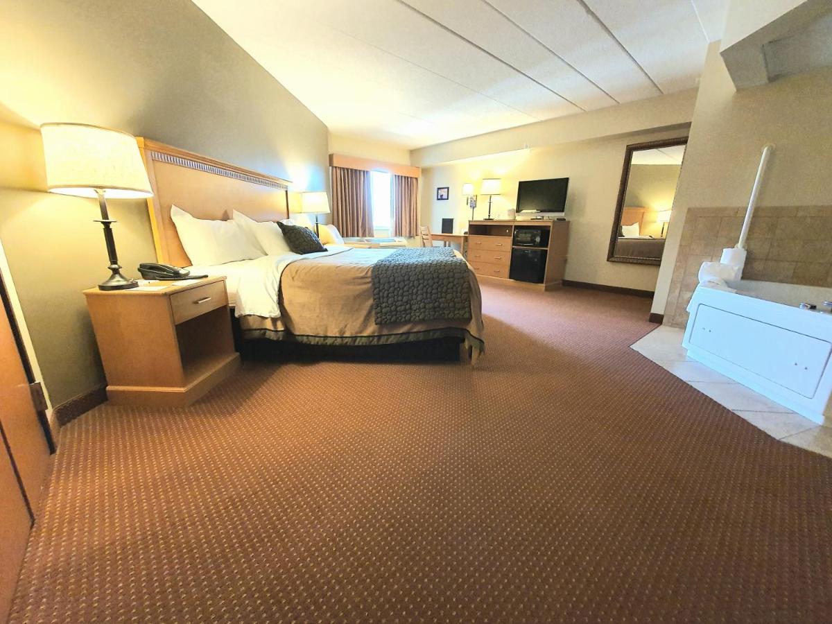 King Suite with Spa Bath at AmeriVu Inn & Suites - Waconia