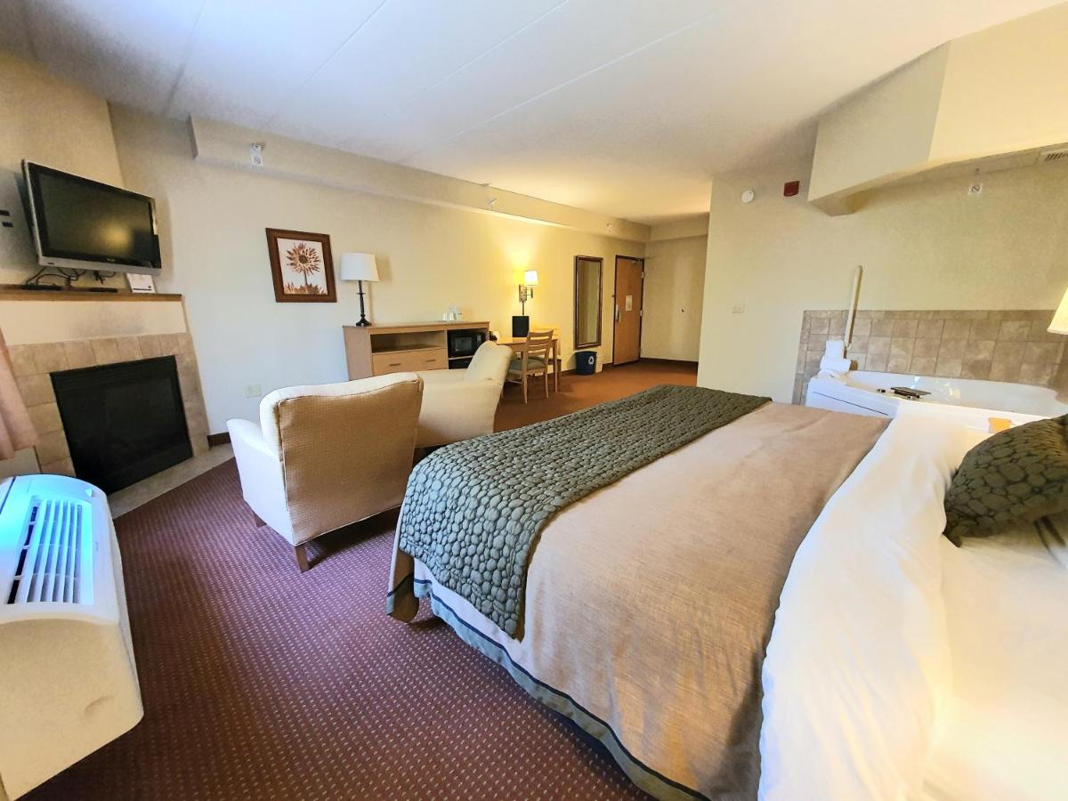 Executive Suite at AmeriVu Inn & Suites - Waconia