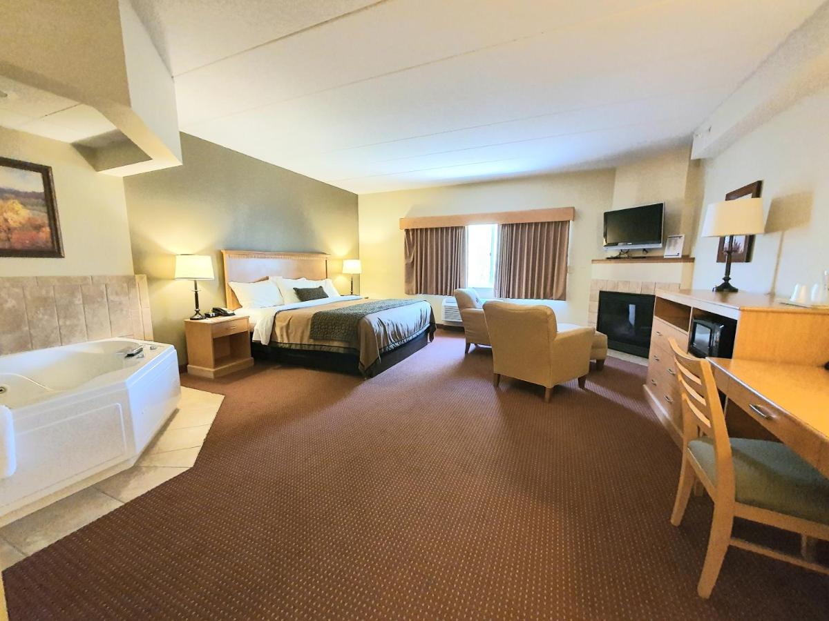 Executive Suite at AmeriVu Inn & Suites - Waconia