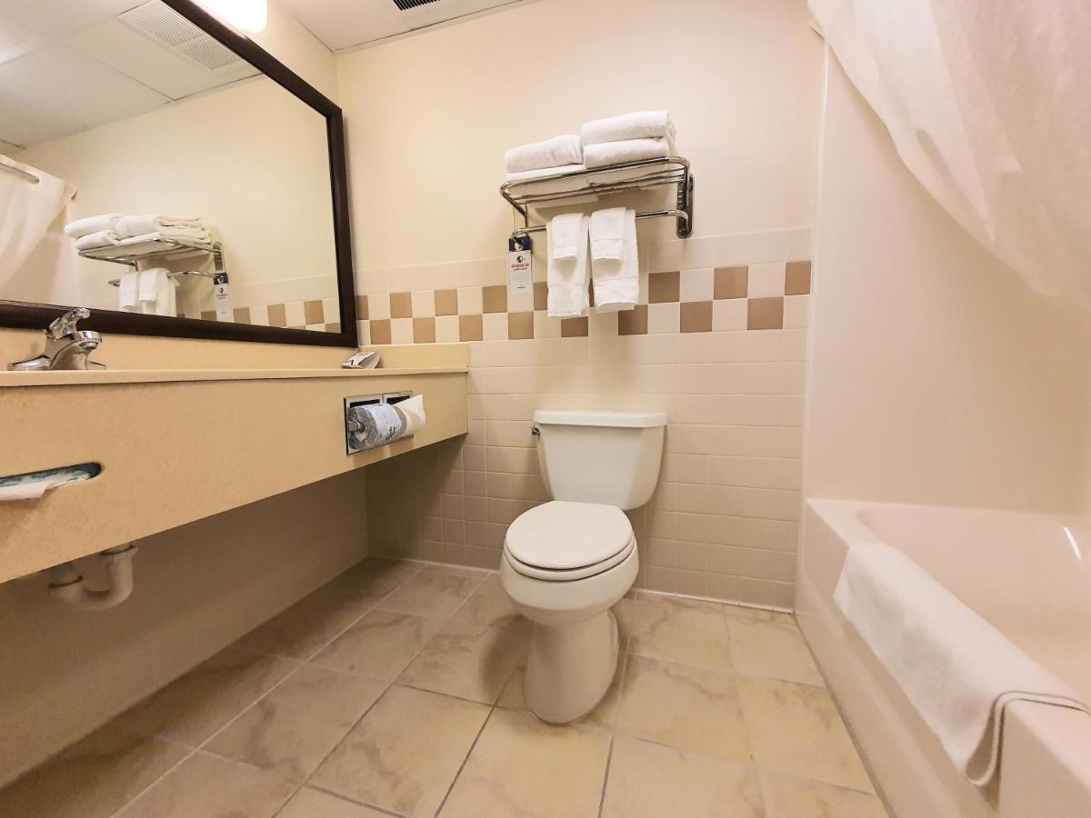 Executive Queen Room with Two Queen Beds at AmeriVu Inn & Suites - Waconia