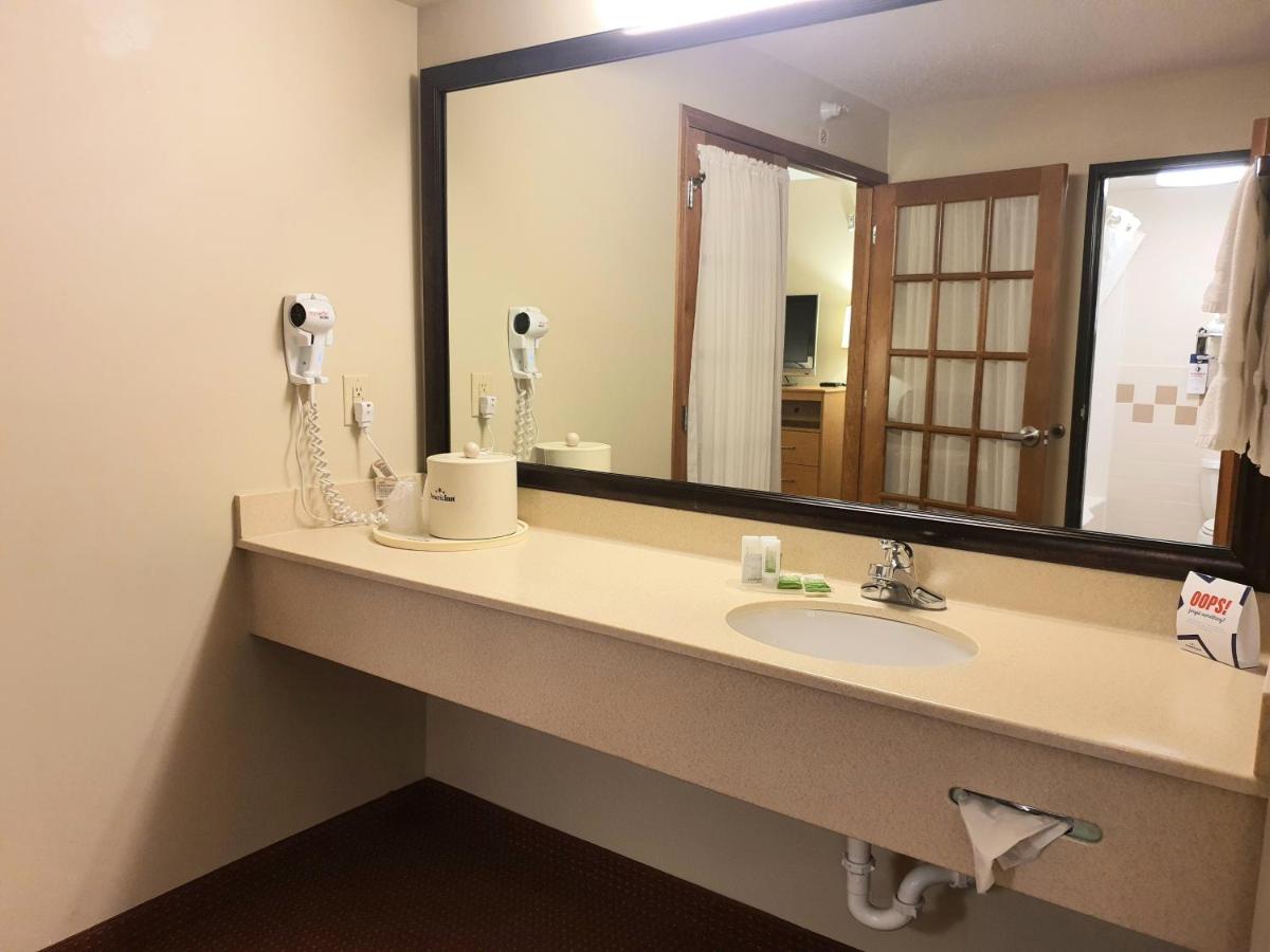 1 King Bed, One Bedroom Suite, Non- Smoking at AmeriVu Inn & Suites - Waconia