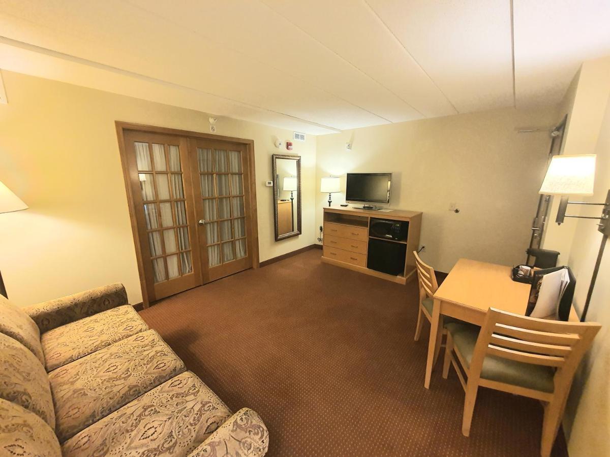 1 King Bed, One Bedroom Suite, Non- Smoking at AmeriVu Inn & Suites - Waconia