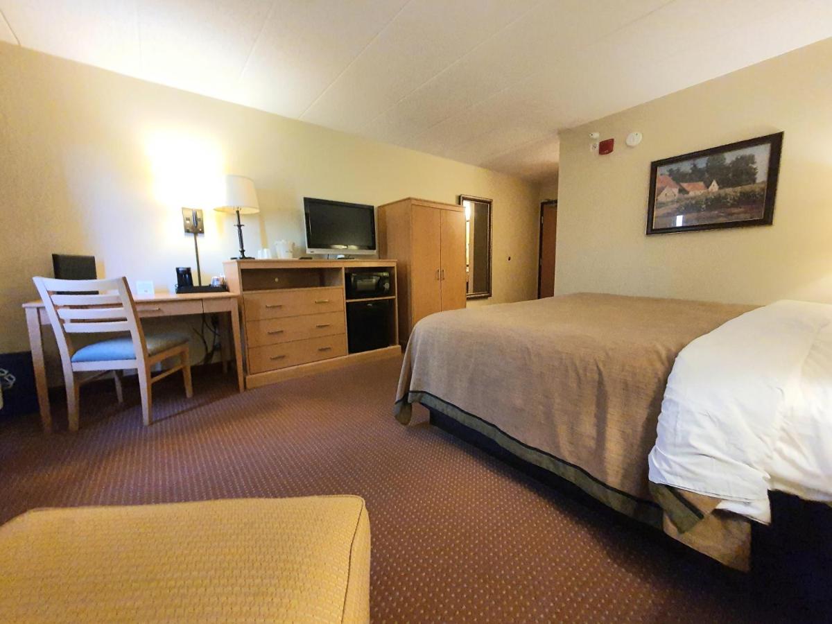King Room, Non-Smoking at AmeriVu Inn & Suites - Waconia