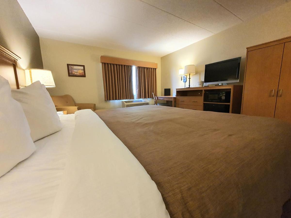 King Room, Non-Smoking at AmeriVu Inn & Suites - Waconia