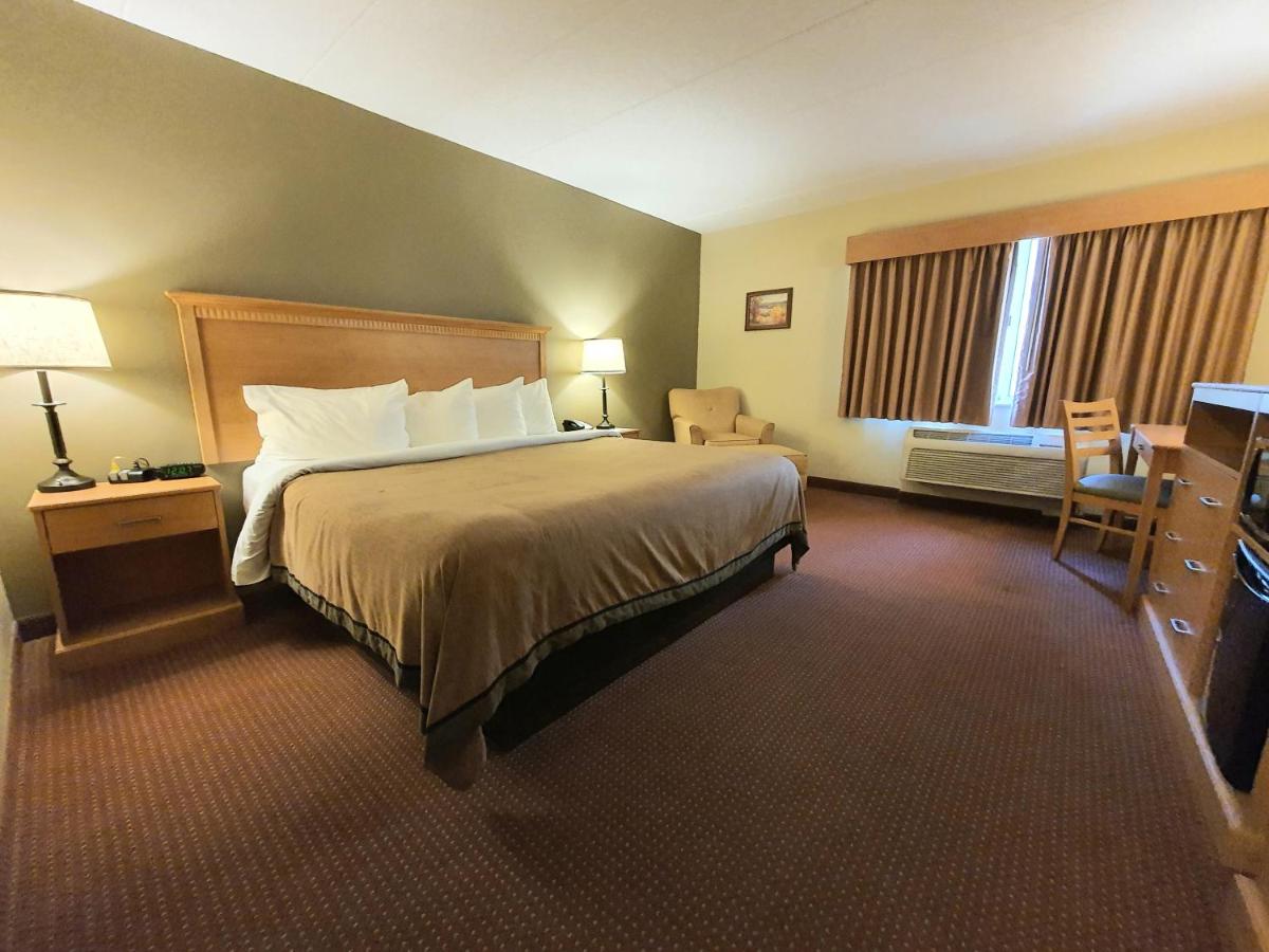 King Room, Non-Smoking at AmeriVu Inn & Suites - Waconia