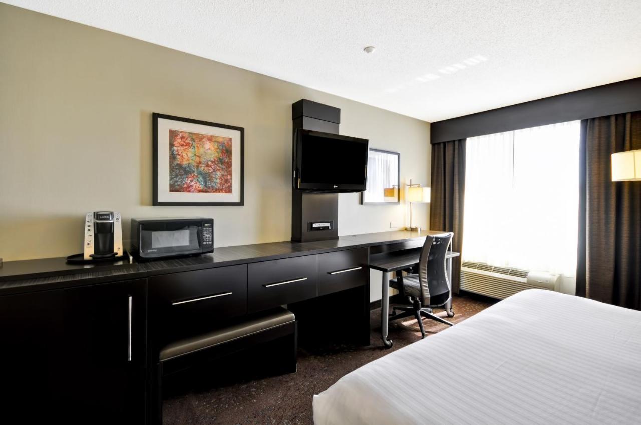 King Room - Non-Smoking at Holiday Inn Express Romulus / Detroit Airport by IHG