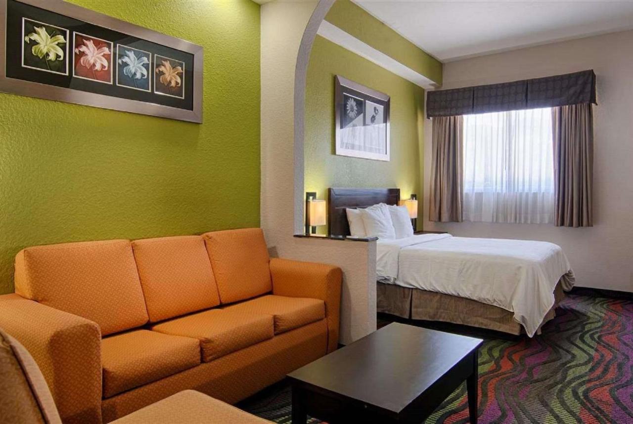Queen Studio Suite Non-Smoking at Days Inn & Suites by Wyndham Bonita Springs North Naples
