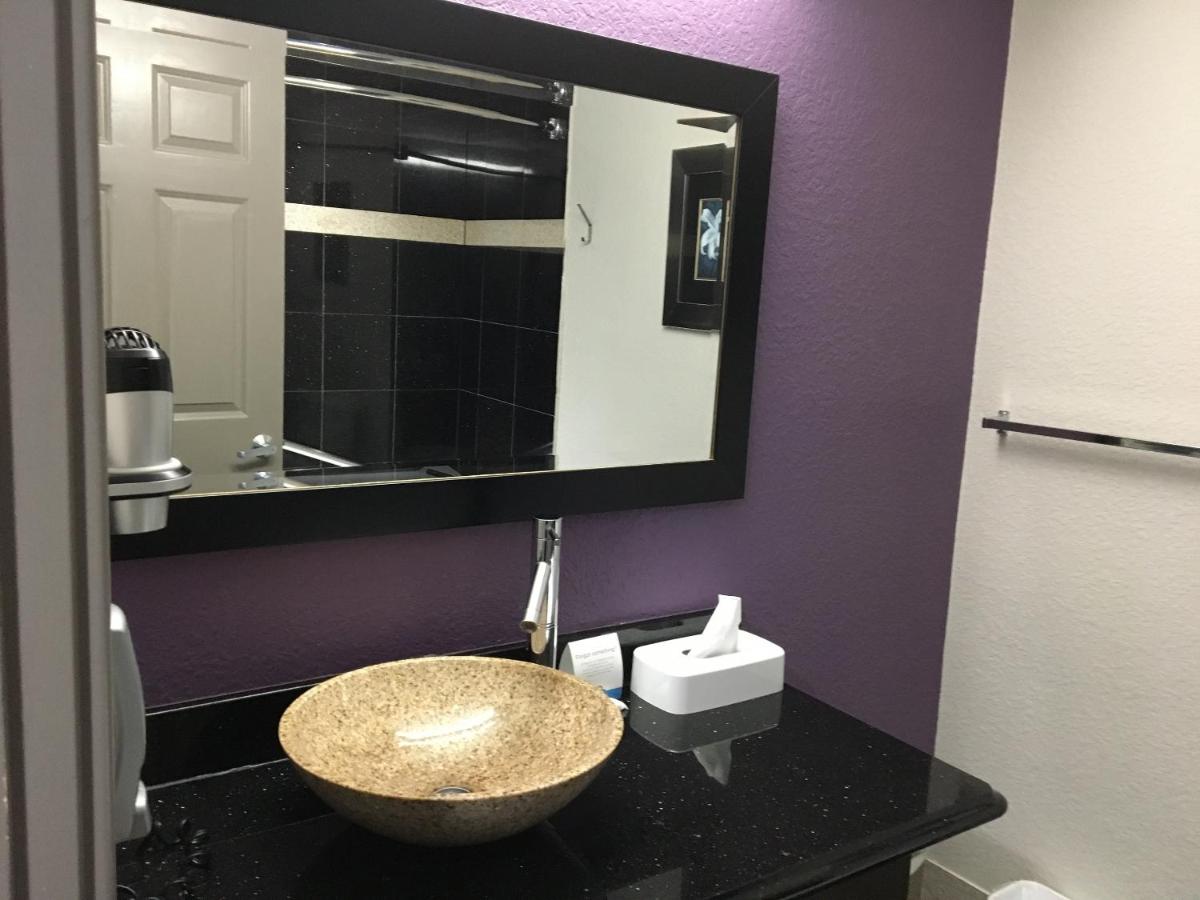Queen Studio Suite Non-Smoking at Days Inn & Suites by Wyndham Bonita Springs North Naples