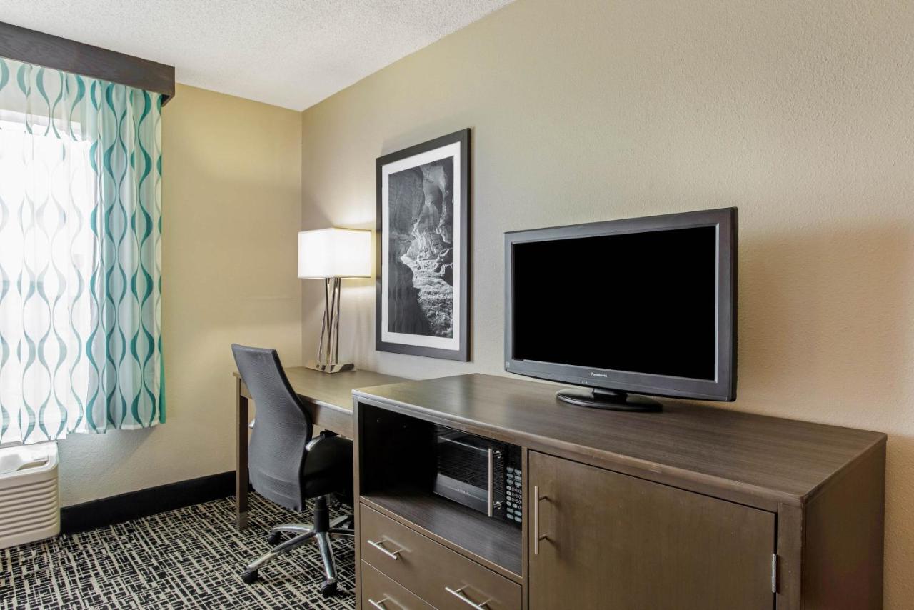 Deluxe King Room with Mobility/Hearing Impaired Access - Non-Smoking at La Quinta Inn & Suites by Wyndham Hopkinsville