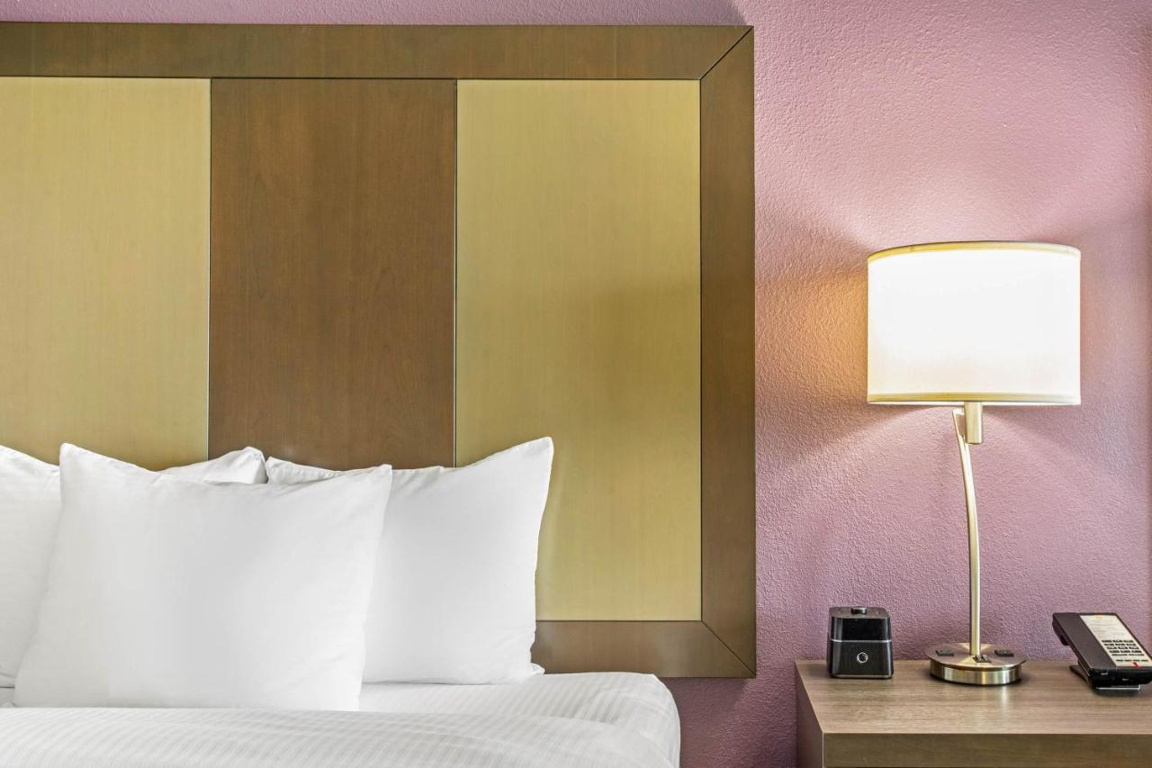 Deluxe King Room with Mobility/Hearing Impaired Access - Non-Smoking at La Quinta Inn & Suites by Wyndham Hopkinsville