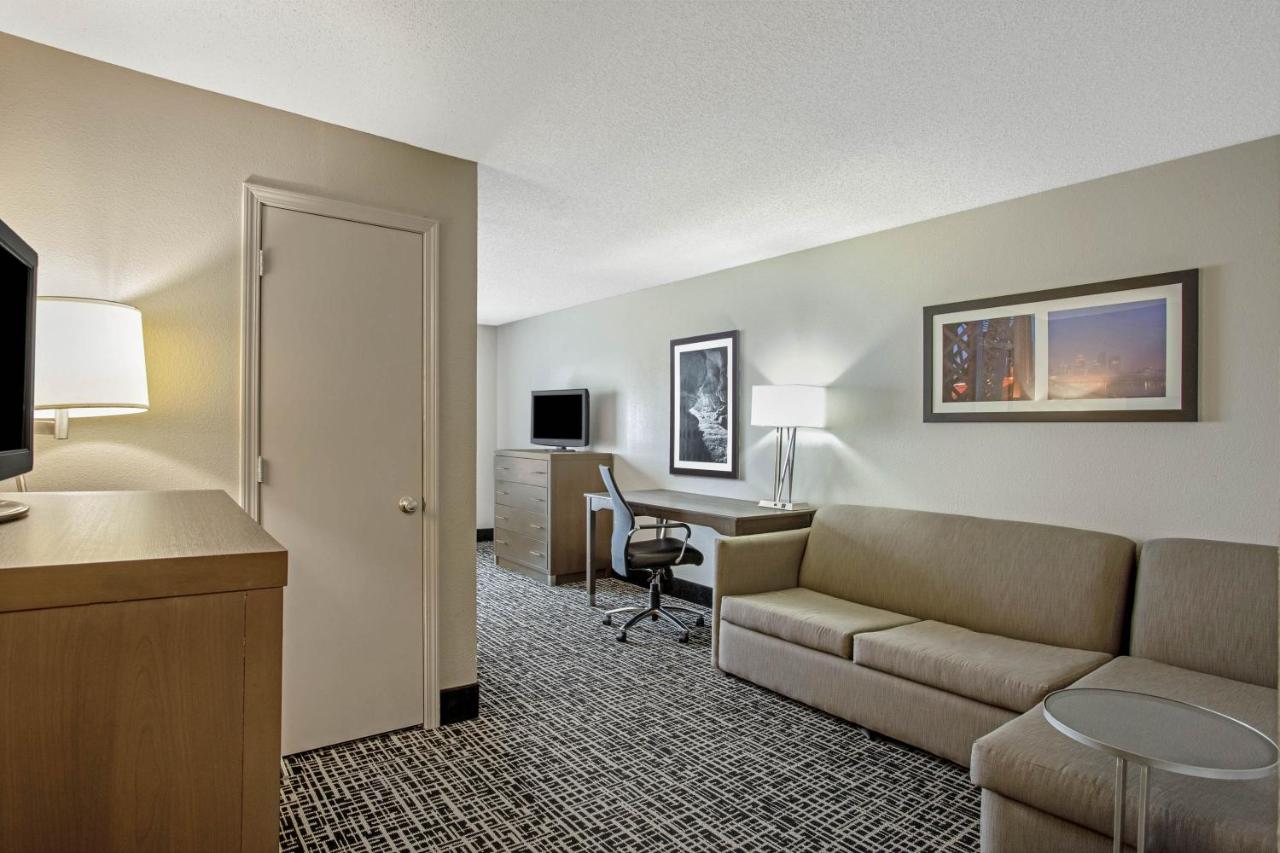 Deluxe King Room with Mobility/Hearing Impaired Access - Non-Smoking at La Quinta Inn & Suites by Wyndham Hopkinsville