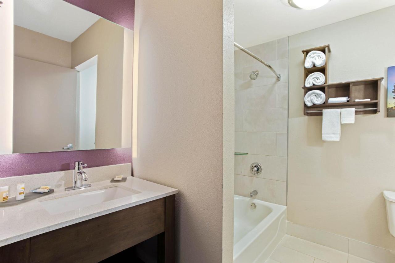 Deluxe King Room with Mobility/Hearing Impaired Access - Non-Smoking at La Quinta Inn & Suites by Wyndham Hopkinsville