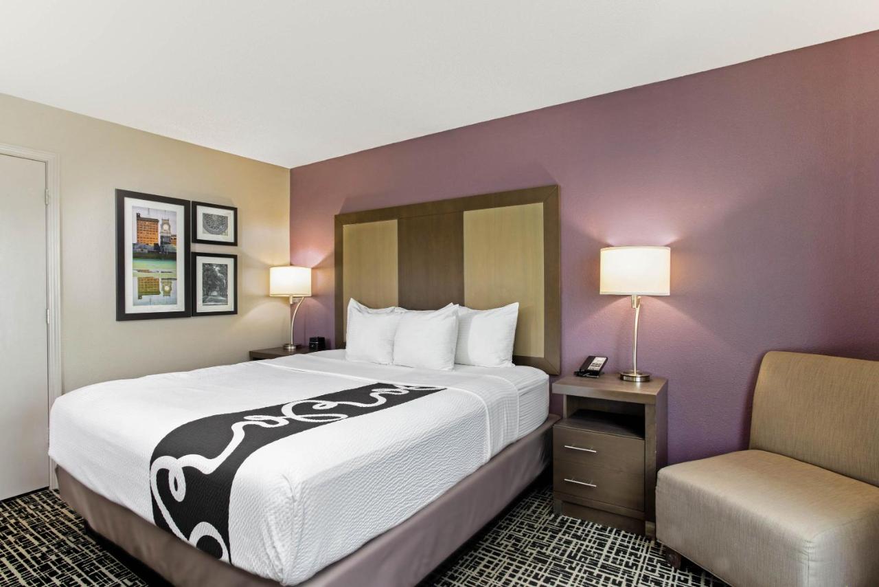 Deluxe King Room with Mobility/Hearing Impaired Access - Non-Smoking at La Quinta Inn & Suites by Wyndham Hopkinsville