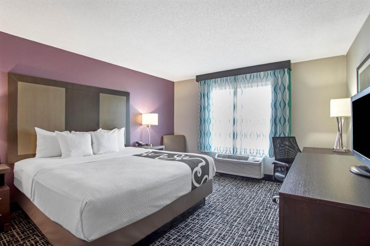 Deluxe King Room with Mobility/Hearing Impaired Access - Non-Smoking at La Quinta Inn & Suites by Wyndham Hopkinsville