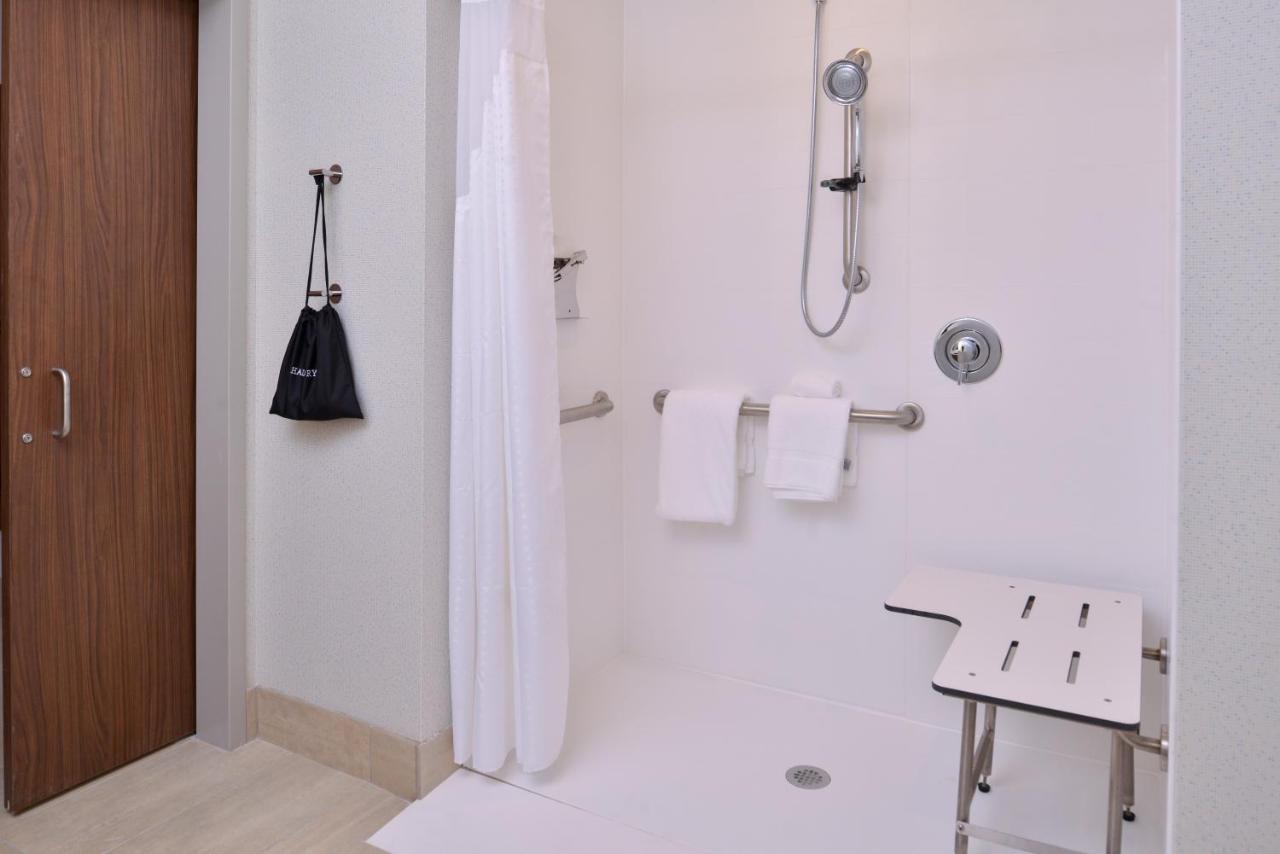 Deluxe King Room - Mobility Access Roll in Shower/Non-Smoking at Holiday Inn Express & Suites Mall of America - MSP Airport by IHG