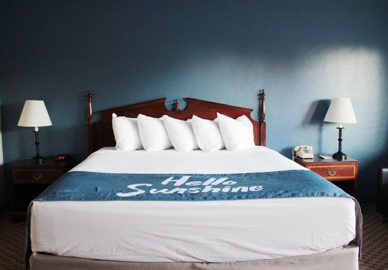 King Room -Smoking at Days Inn by Wyndham Show Low