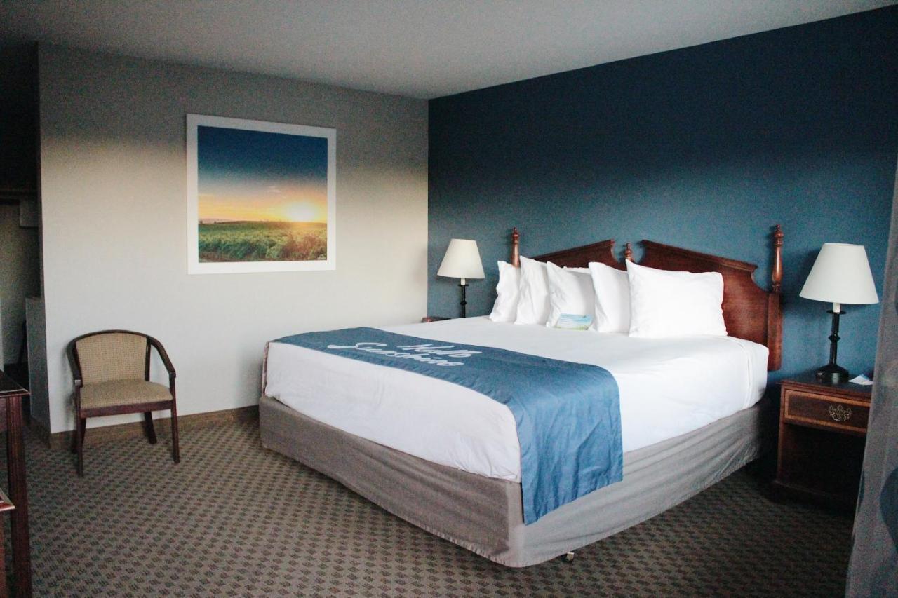 King Room- Non-Smoking at Days Inn by Wyndham Show Low