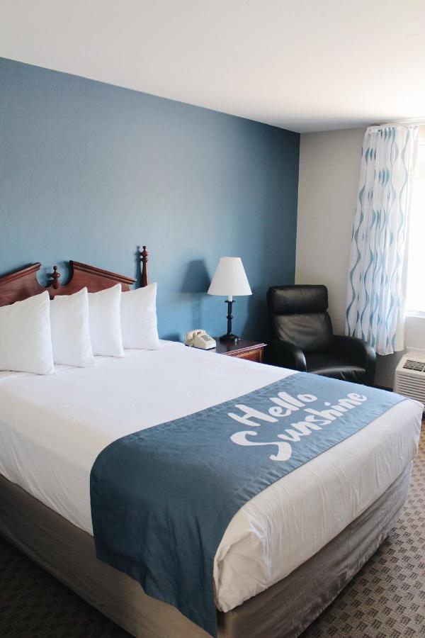 Queen Room - Non-Smoking at Days Inn by Wyndham Show Low