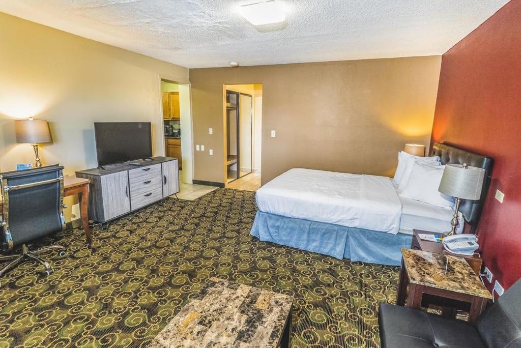 Queen Suite - Non-Smoking at Days Inn by Wyndham Montrose