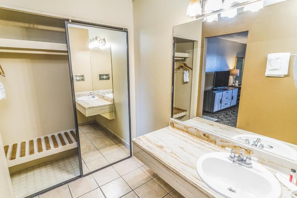 Queen Suite - Non-Smoking at Days Inn by Wyndham Montrose