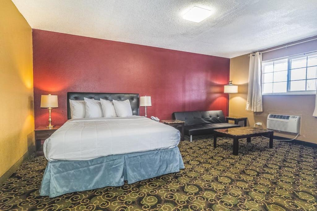 Queen Suite - Non-Smoking at Days Inn by Wyndham Montrose