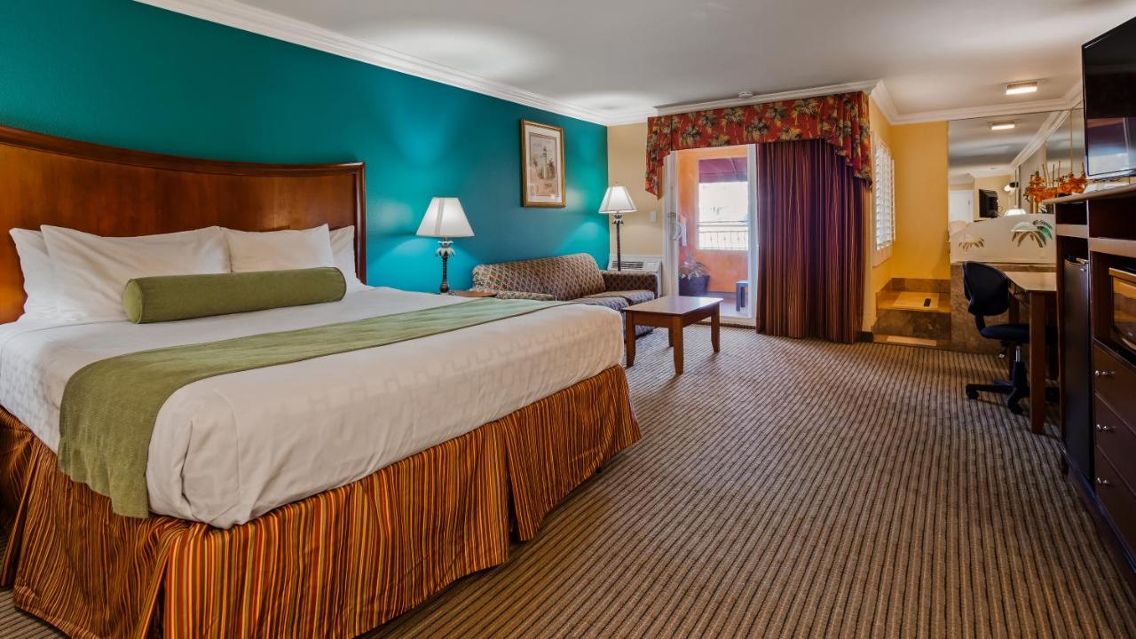 King Suite with Spa Bath at Best Western Harbour Inn & Suites Huntington - Sunset Beach