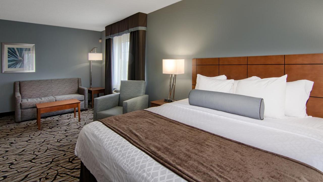 King Suite with Spa Bath at Best Western Plus Blaine at the National Sports Center