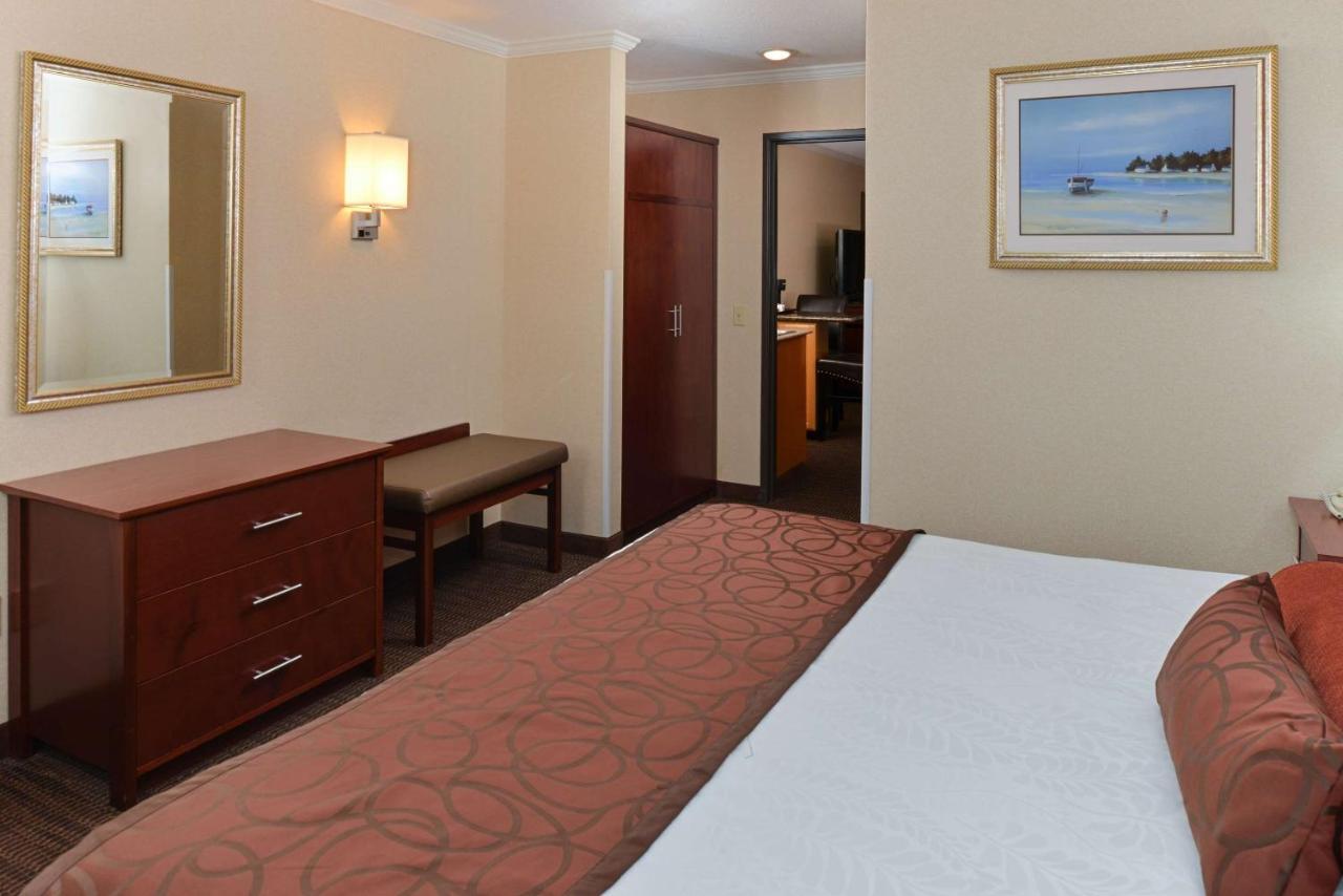 King Suite at Best Western Plus Landmark Inn