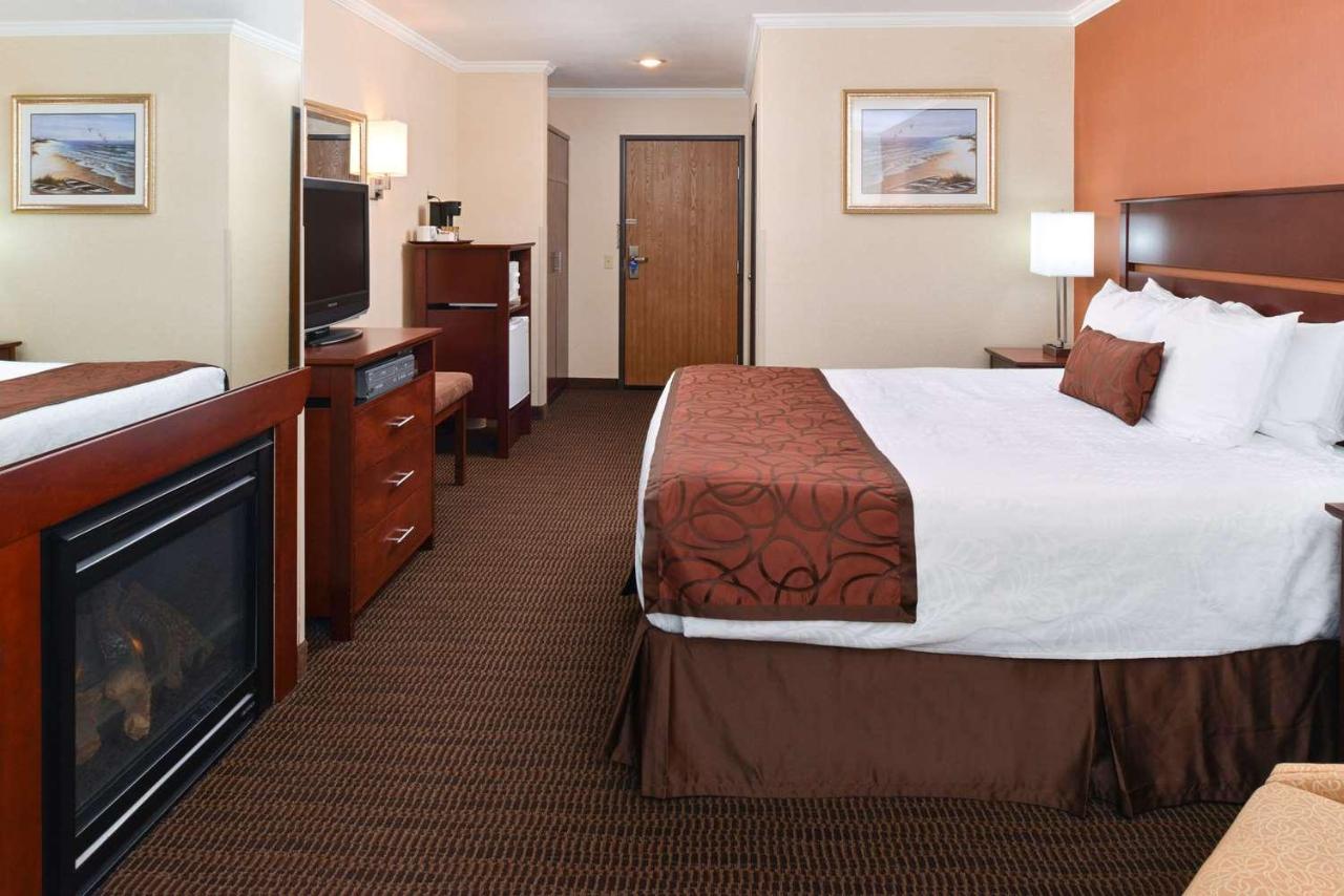king room with fireplace and balcony at Best Western Plus Landmark Inn