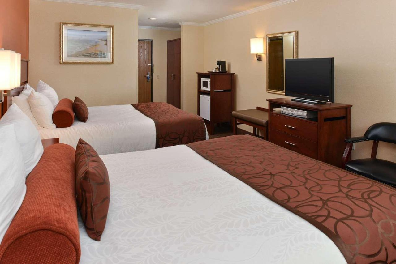 Queen Room with Two Queen Beds - Non-Smoking at Best Western Plus Landmark Inn