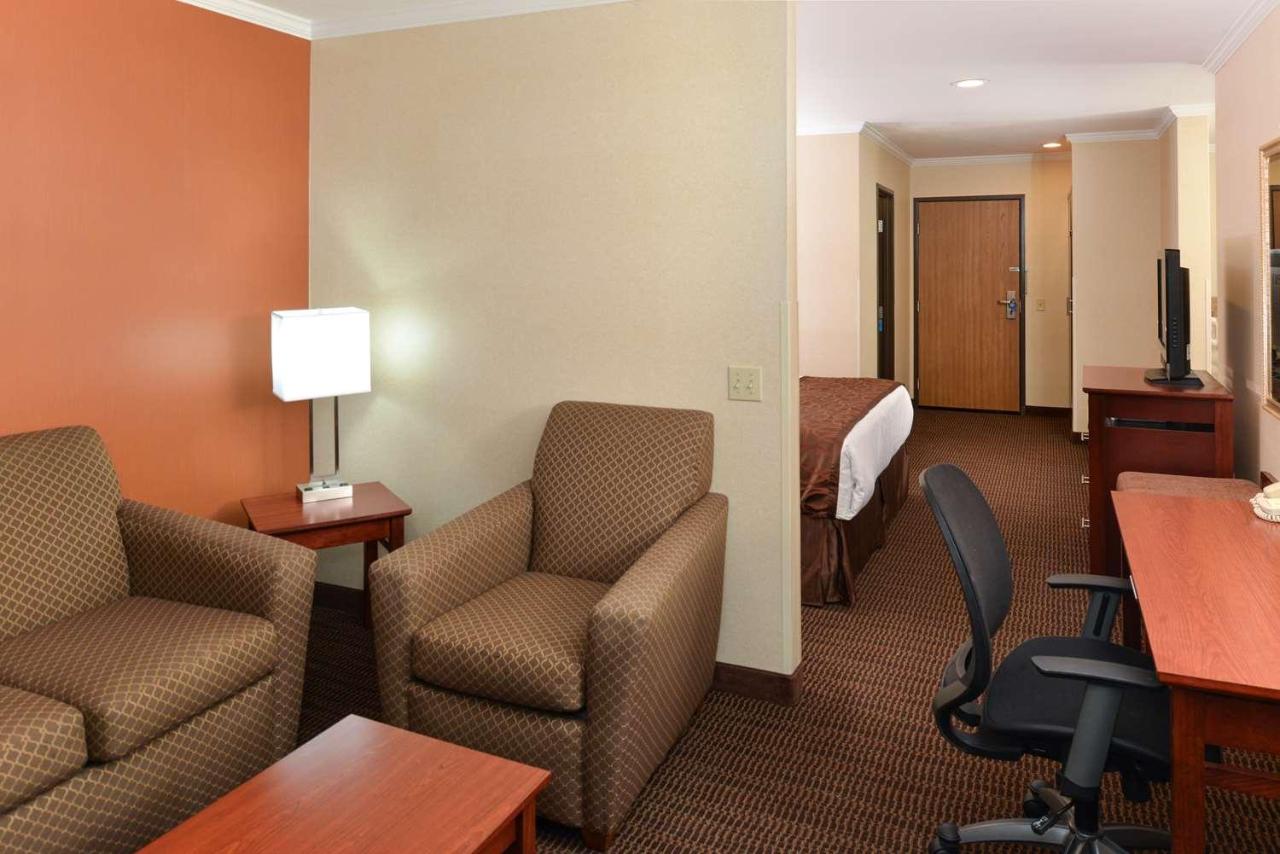King Suite with Spa Bath at Best Western Plus Landmark Inn