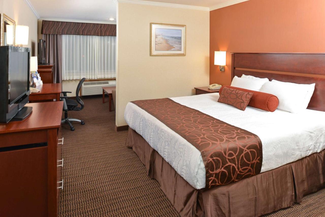 King Suite with Spa Bath at Best Western Plus Landmark Inn