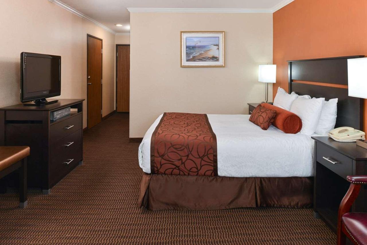 Queen Room with Mobility Accessible Roll-In Shower at Best Western Plus Landmark Inn