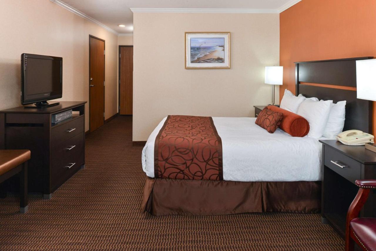 Queen Room with Mobility Accessible Roll-In Shower at Best Western Plus Landmark Inn