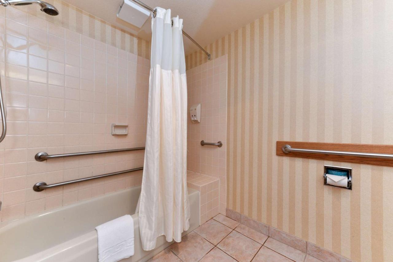 Queen Room with mobility Accessible Tub at Best Western Plus Landmark Inn