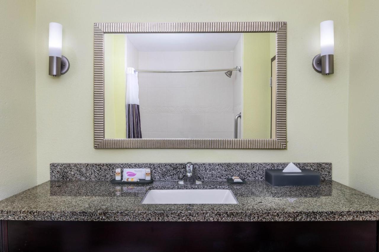 Deluxe Queen Room with Two Queen Beds at La Quinta Inn & Suites by Wyndham Hinesville - Fort Stewart
