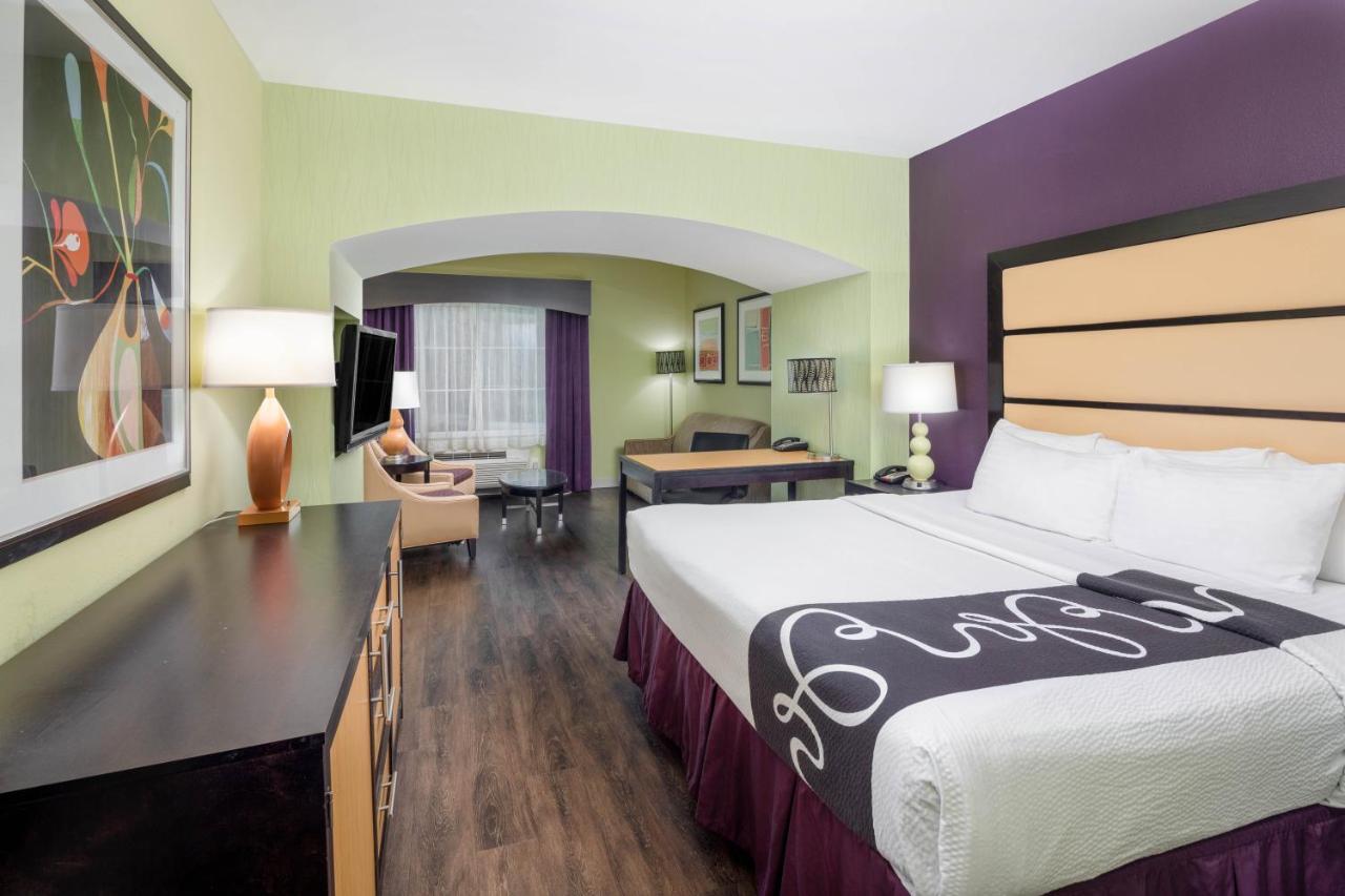 King Room with Mobility/Hearing Impaired Access - Non-Smoking at La Quinta Inn & Suites by Wyndham Hinesville - Fort Stewart
